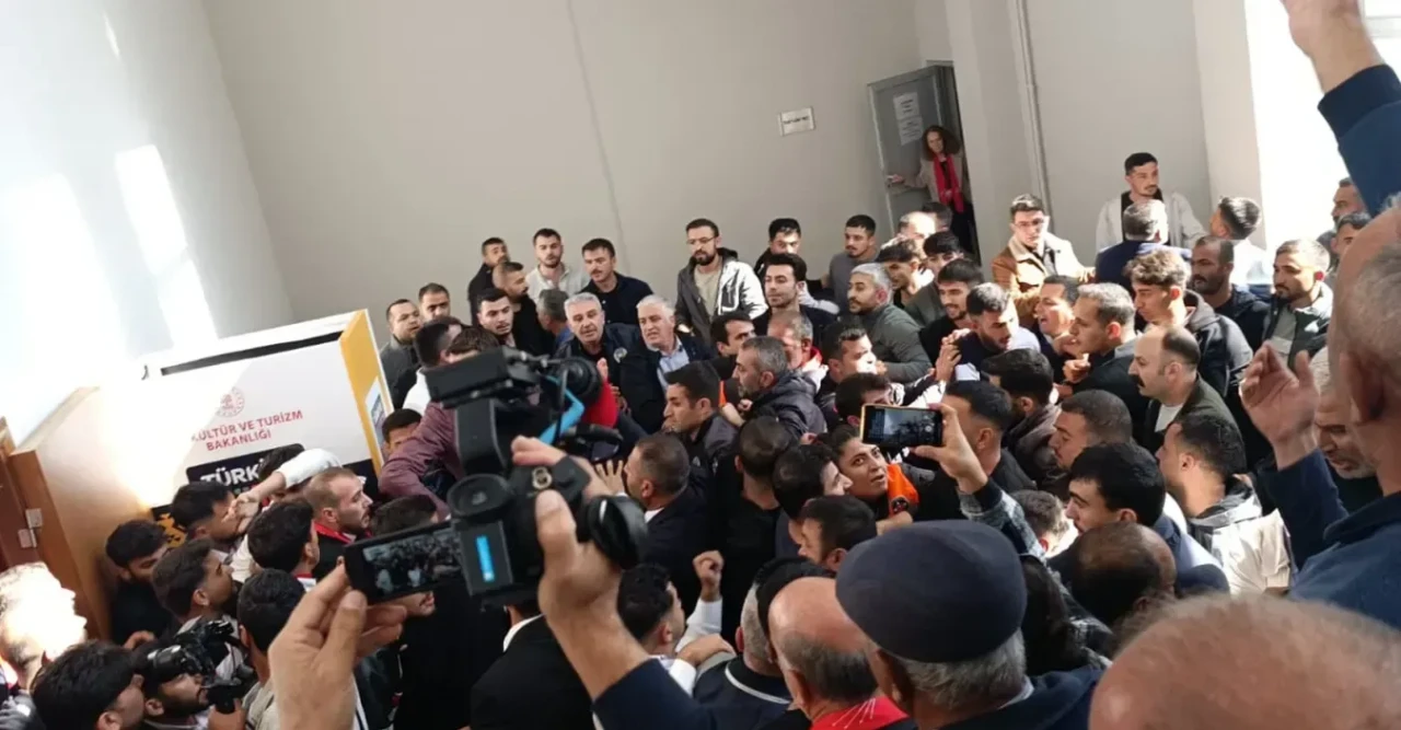 CHP Malatya Kongresi Karıştı: Yumruklar Havada, Polis Salona Girdi!