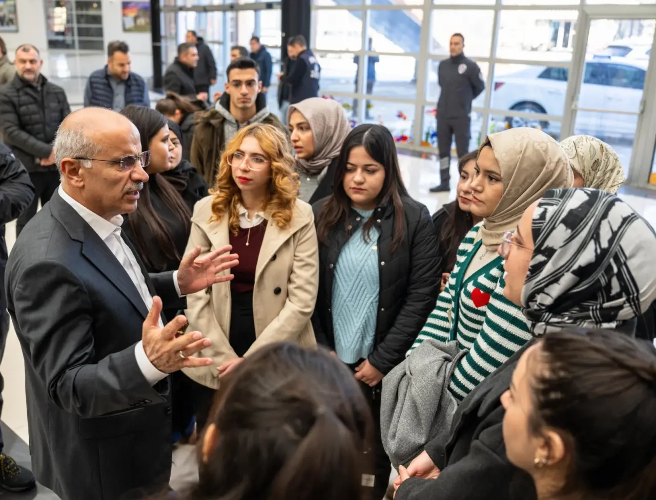 Üniversiteliler Valiye sesleniyor: "Biz Mescitte yatırıyorlar!"