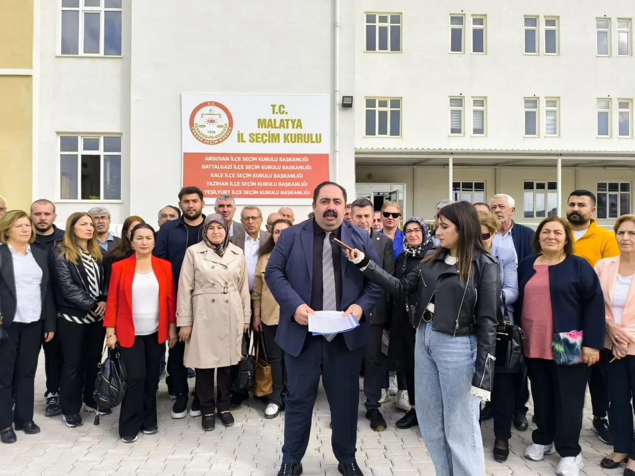 CHP'li Barış Yıldız mazbatasını alarak yeniden göreve başladı!