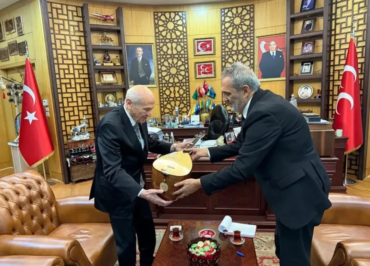 Yavuz Bingöl önce deyiş söyledi sonra sazını Bahçeli’ye verdi!