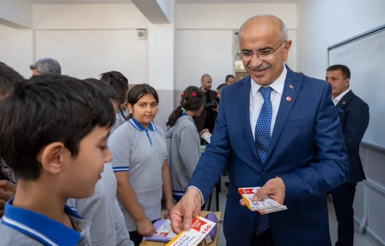 Başkan Er öğrencilere 150 liralık kitap çeki dağıttı!