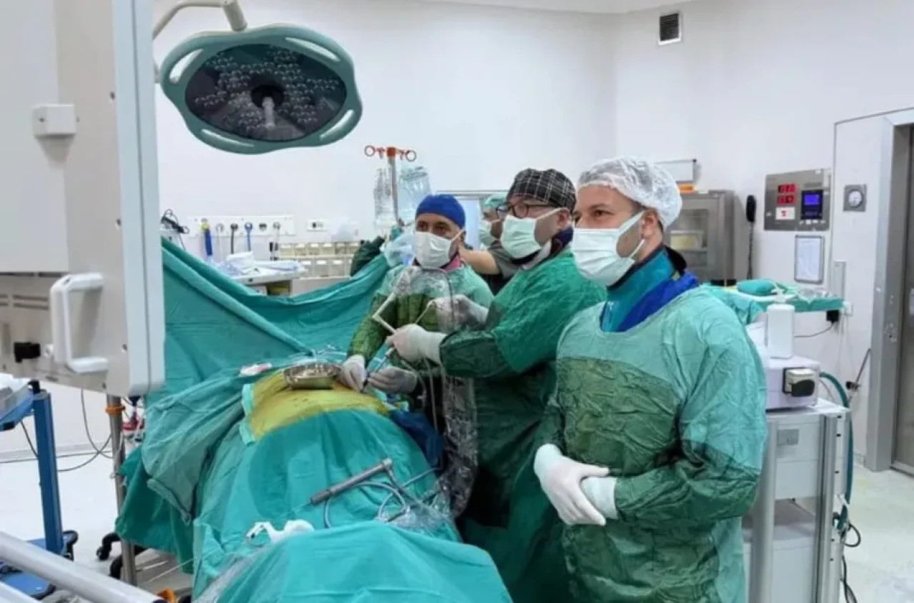 Böbreğini Tamamen Dolduran Dev Taş Kapalı Yöntemle Çıkarıldı