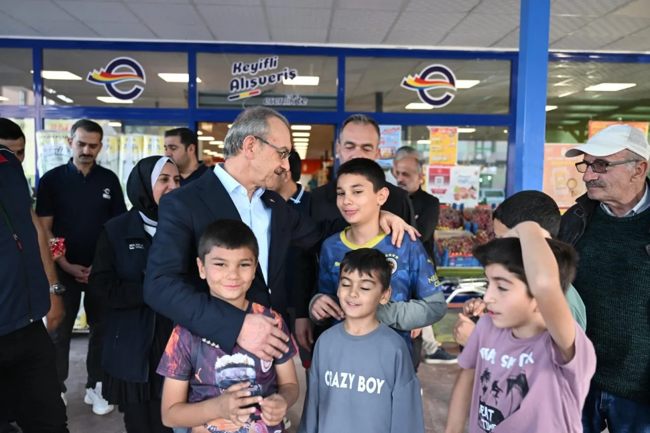 Vali İkizce’de Halkla Buluştu: Çocuklara Özel İlgi Gösterdi