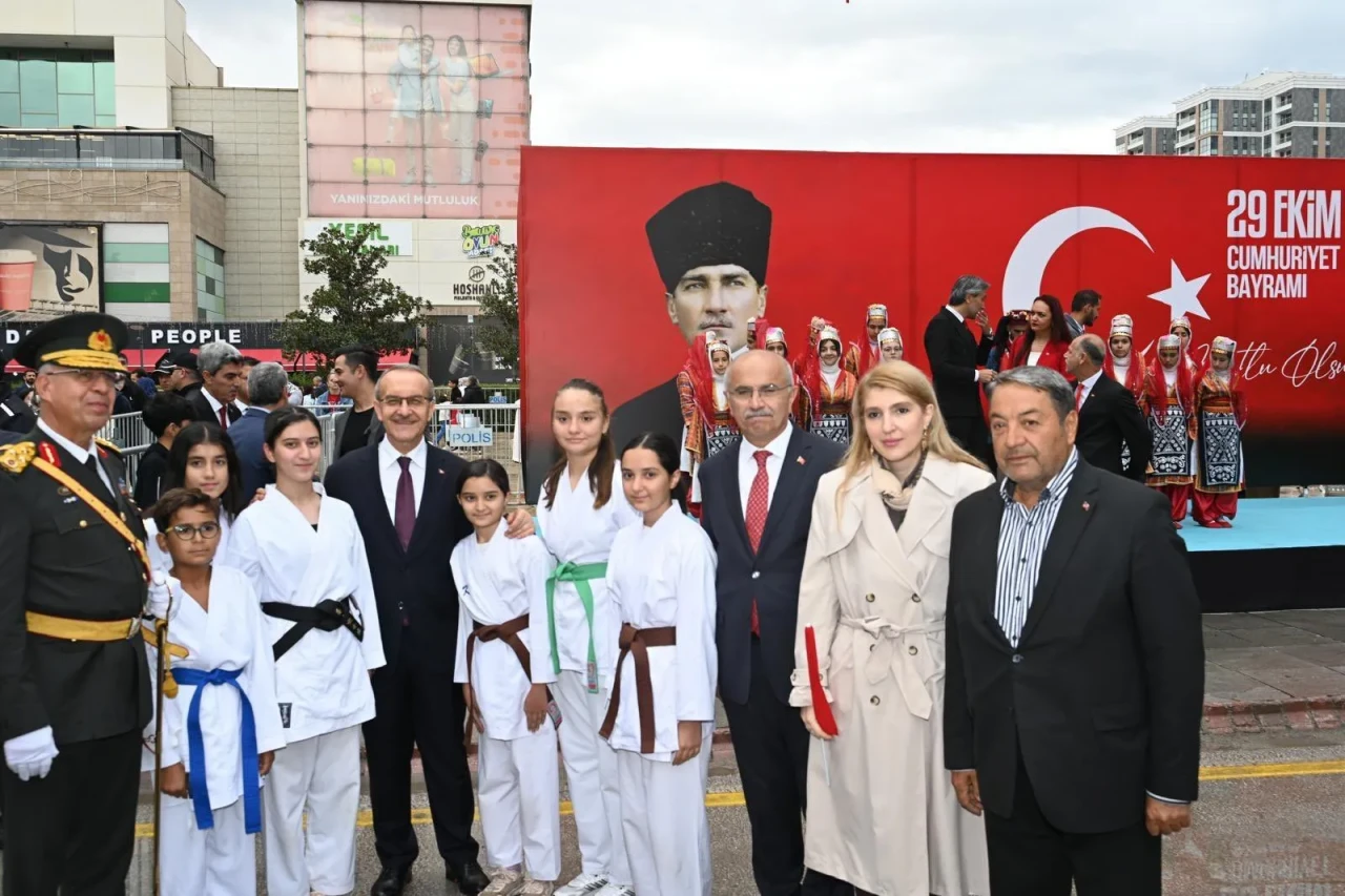 Bu ne şimdi Ak Partili Sayın Vekiller? Atatürk nerede?