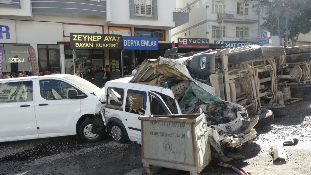 Malatya’da freni patlayan hafriyat kamyonu dehşet saçtı!