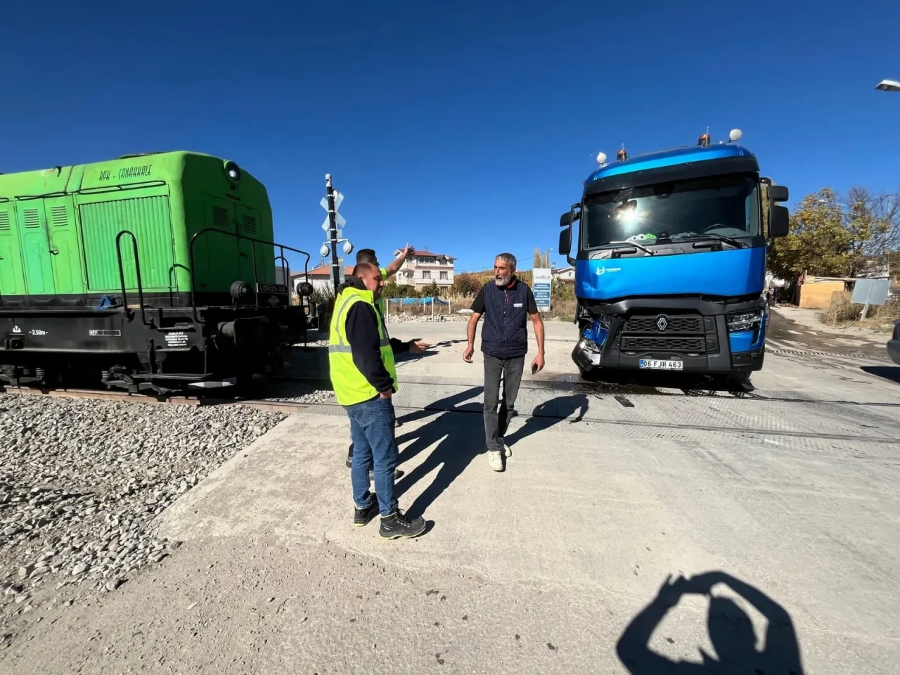 Doğanşehir’de Tren TIR’a Çarptı, Yine Değişen Yok Uyarı Yok!