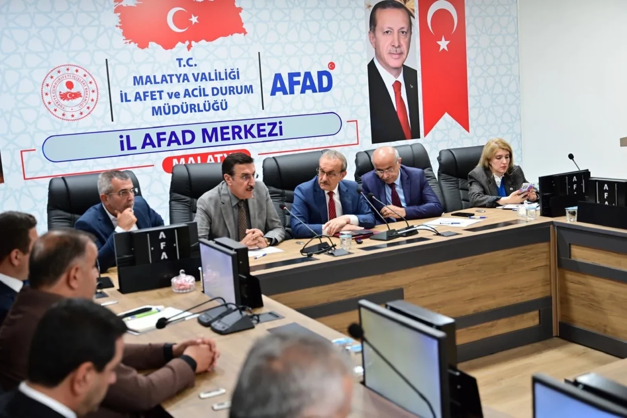Vali'den talimat: “Kış gelmeden vatandaşlarımız evlerine kavuşmalı”