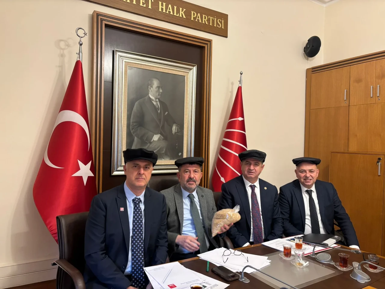 Ağbaba: “Bir taraftan zehirleniyoruz, bir taraftan ölüyoruz!”