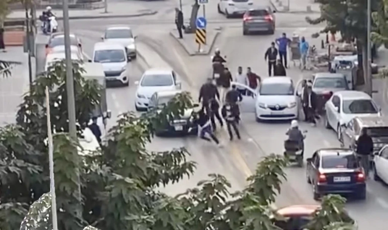 Şehir magandaları 1 kişiyi trafikte döverek darp etti!