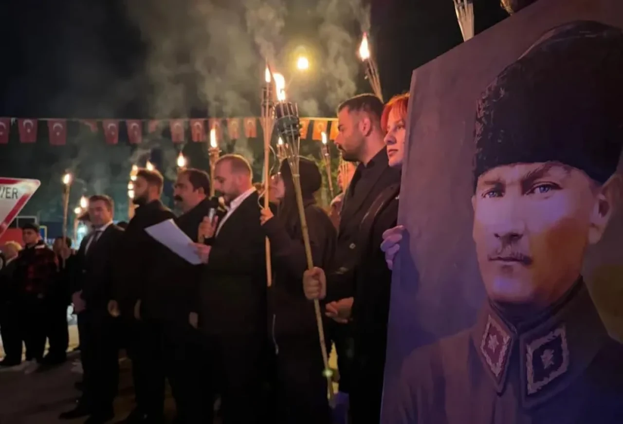 “Atatürk’ün bayrağı yere düştü! Üç yıldır kaldırılmadı!”