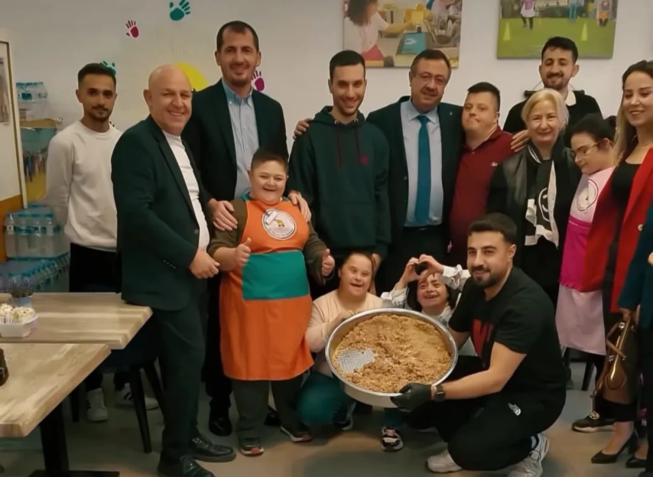 Ali Bakan’dan Güler Yüzlü Kafe’ye Anlamlı Ziyaret