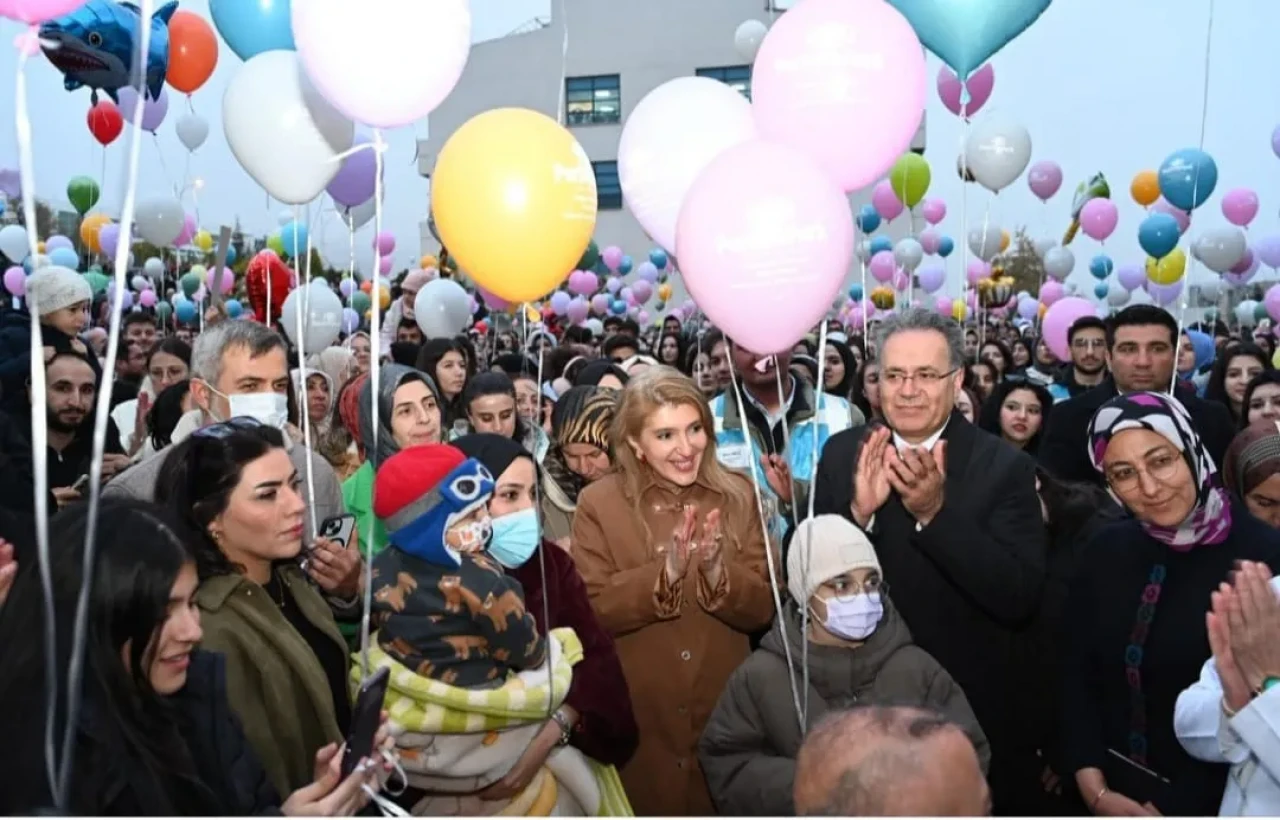 Milletvekili Ölmeztoprak yüzlerce balonu gökyüzüne bıraktı!