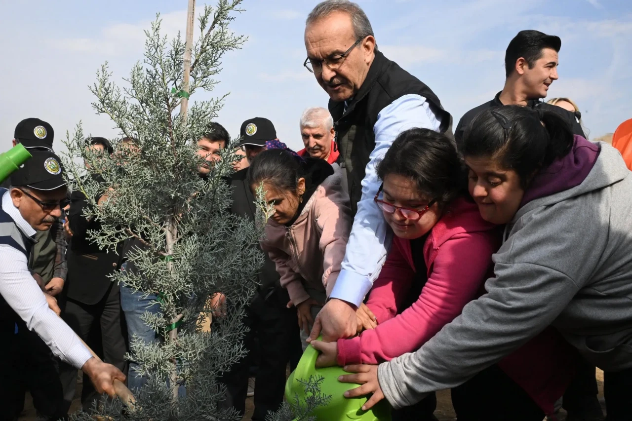 Vali Seddar Yavuz ağaç gününde minik yürekler ile fidan dikti!