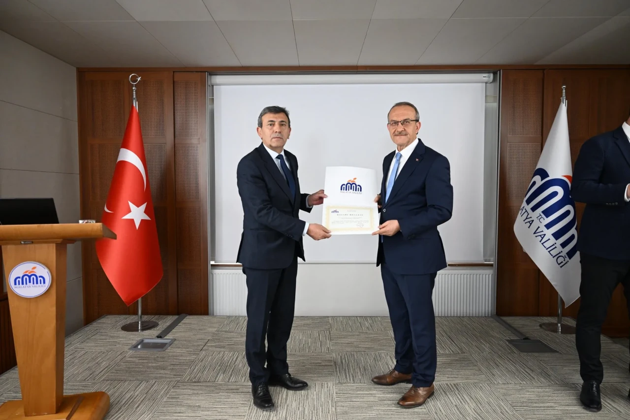 Vali Seddar Yavuz başarılı müdürlere takdir belgesi verdi!