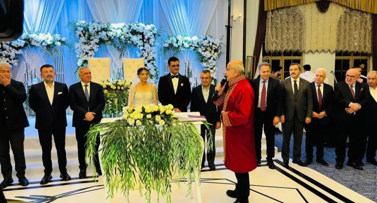 Malatya'da siyaset dünyası ünlü cerrahın düğününde buluştu!