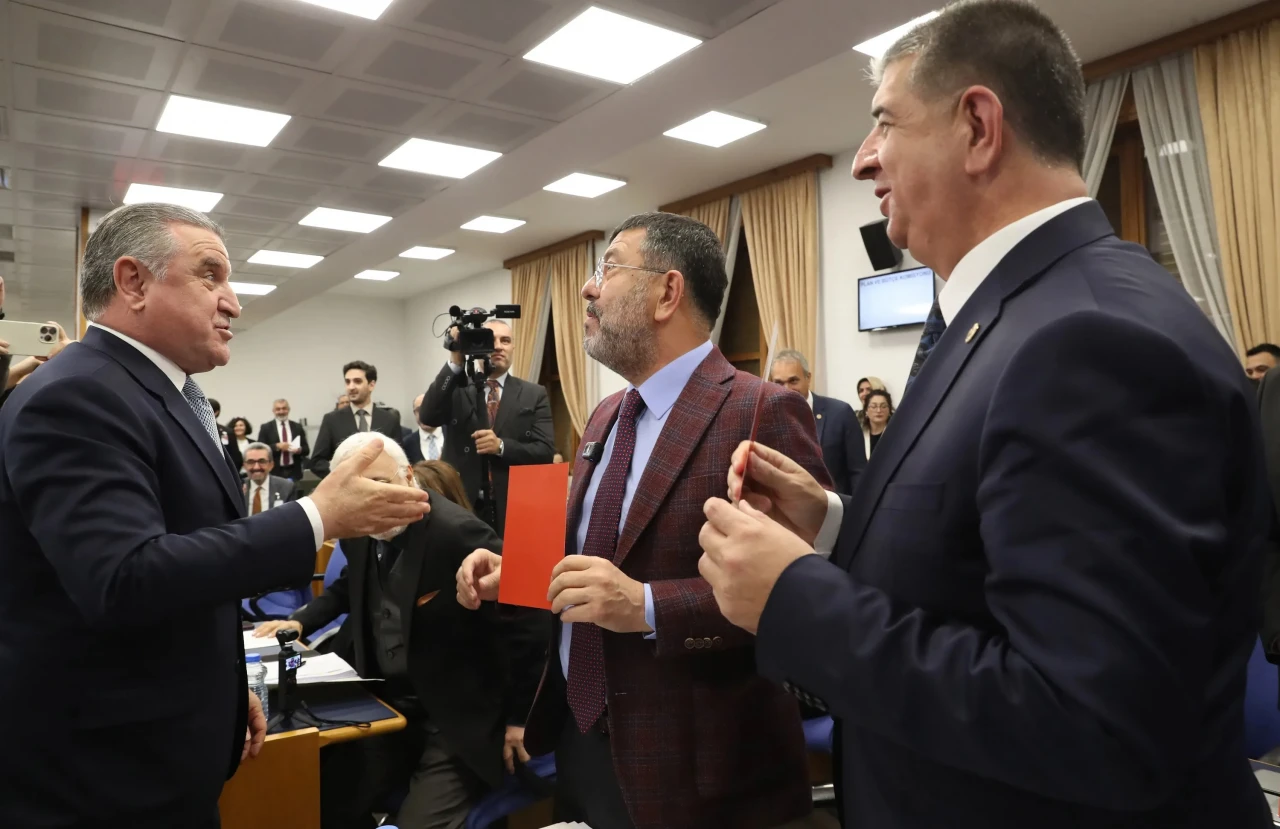 CHP'li Veli Ağbaba’dan Malatyalı Bakan’a Kırmızı Kart!