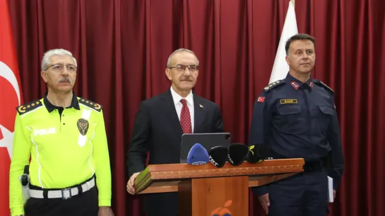 MALATYA VALİSİ ÇALIŞMALARI ANLATIP SERT UYARILAR YAPTI