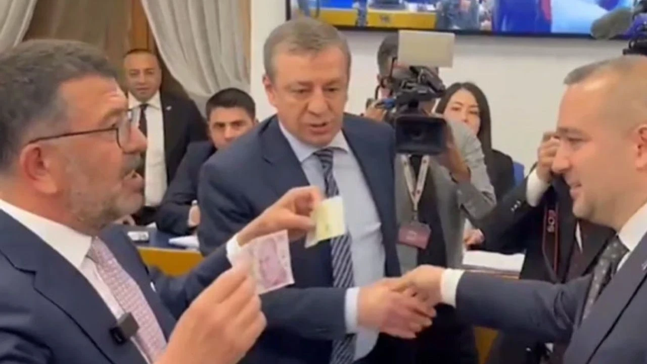 VELİ AĞBABA "TÜRKİYE EKONOMİSİ MATEMATİK KURALLARINI BOZDU" DEDİ
