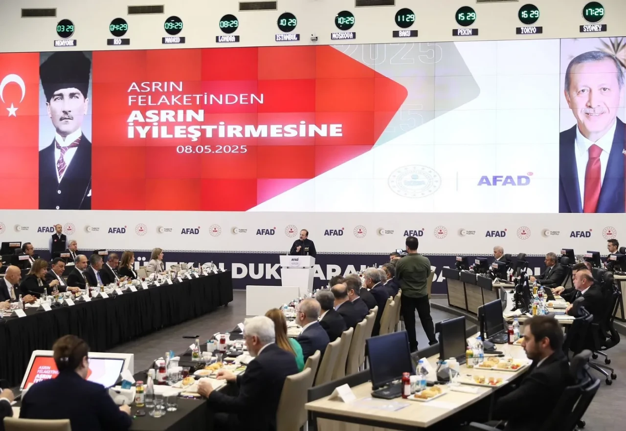 İÇİŞLERİ BAKANI ALİ YERLİKAYA BİRİMLERLE DEPREM BÖLGESİNİ ELE ALDI
