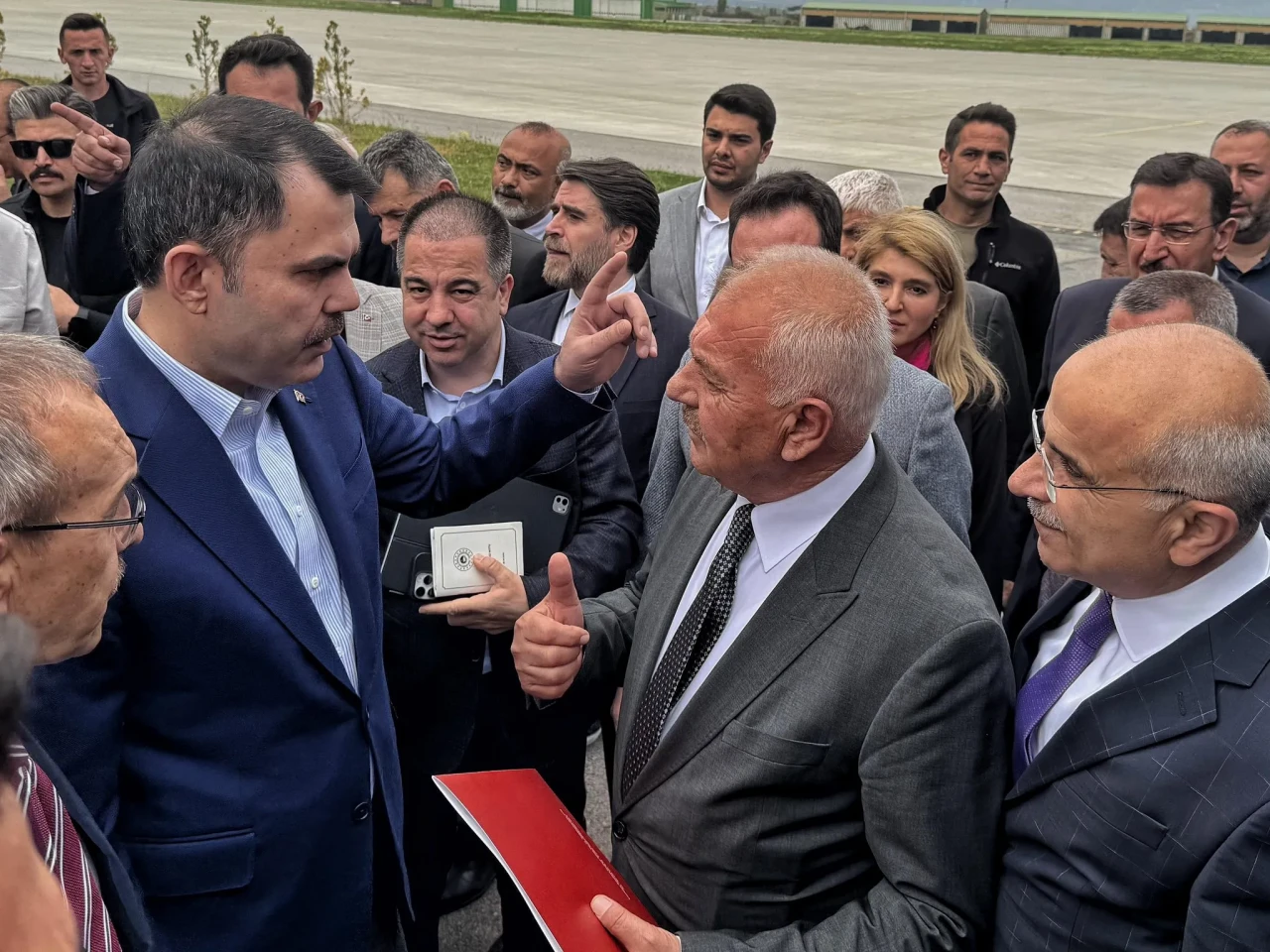 CHP'Lİ BAŞKAN ÇARE BULAMAYINCA HAVAALANINA GİDİP BAKAN’A DERT YAKDI!