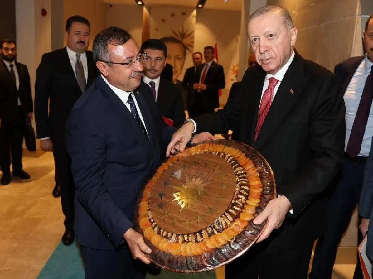 Ak Partili Bakan Cumhurbaşkanı Erdoğan’a kayısı götürdü
