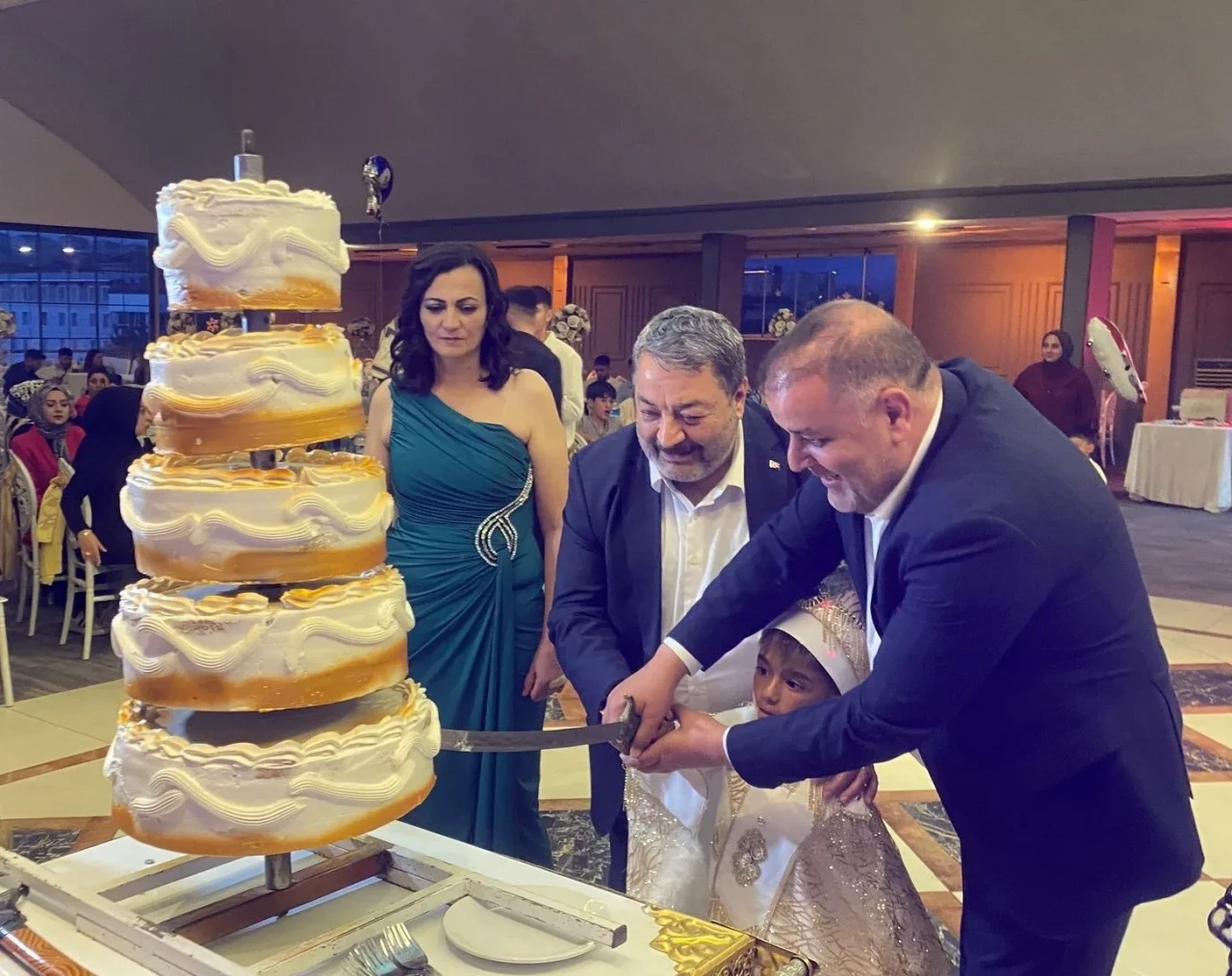 MHPLİLER GÖVDE GÖSTERİSİ YAPTIĞI SÜNNET DÜĞÜNÜNDE COŞTU!