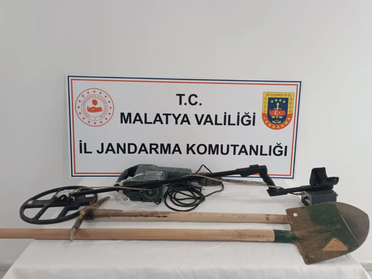 Malatya’da kaçak kazıcılar jandarmadan kaçamadılar!