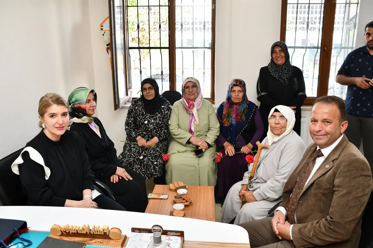 MİLLETVEKİLİ ÖLMEZTOPRAK KAPI KAPI GEZİP CUMHURBAŞKANINA DUA ALDI