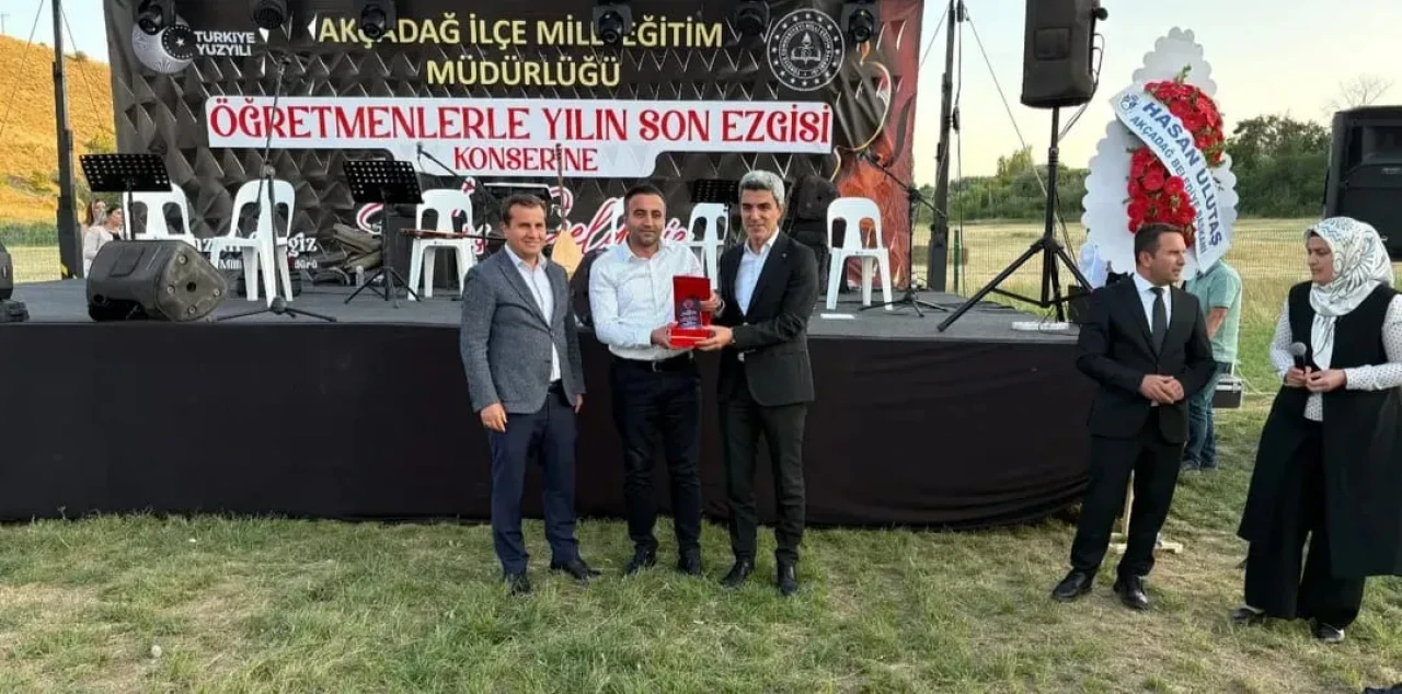 Akçadağ’da çöp yığınları artarken, Başkan Ulutaş plaket peşinde!