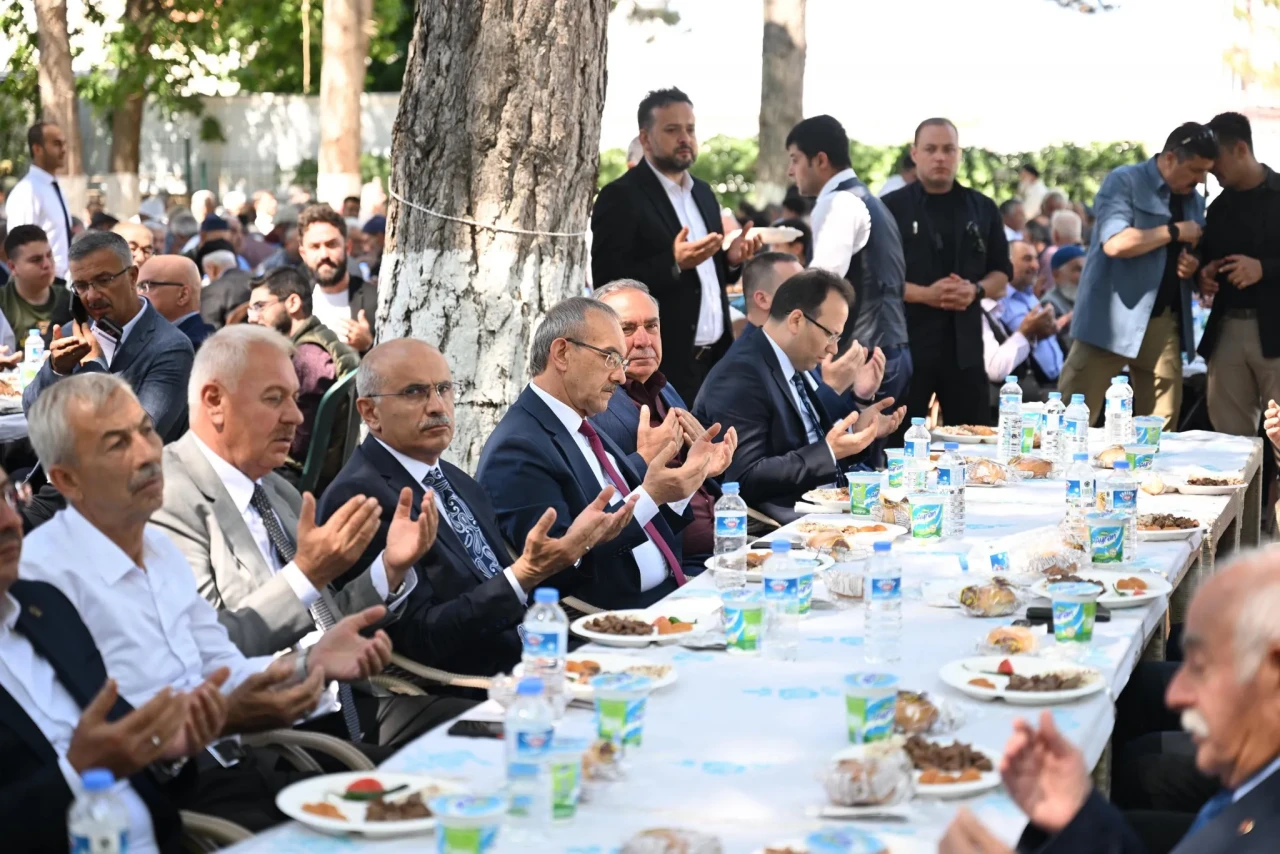 Doğanşehir’in efsane ismi Vahap Küçük dualarla anıldı