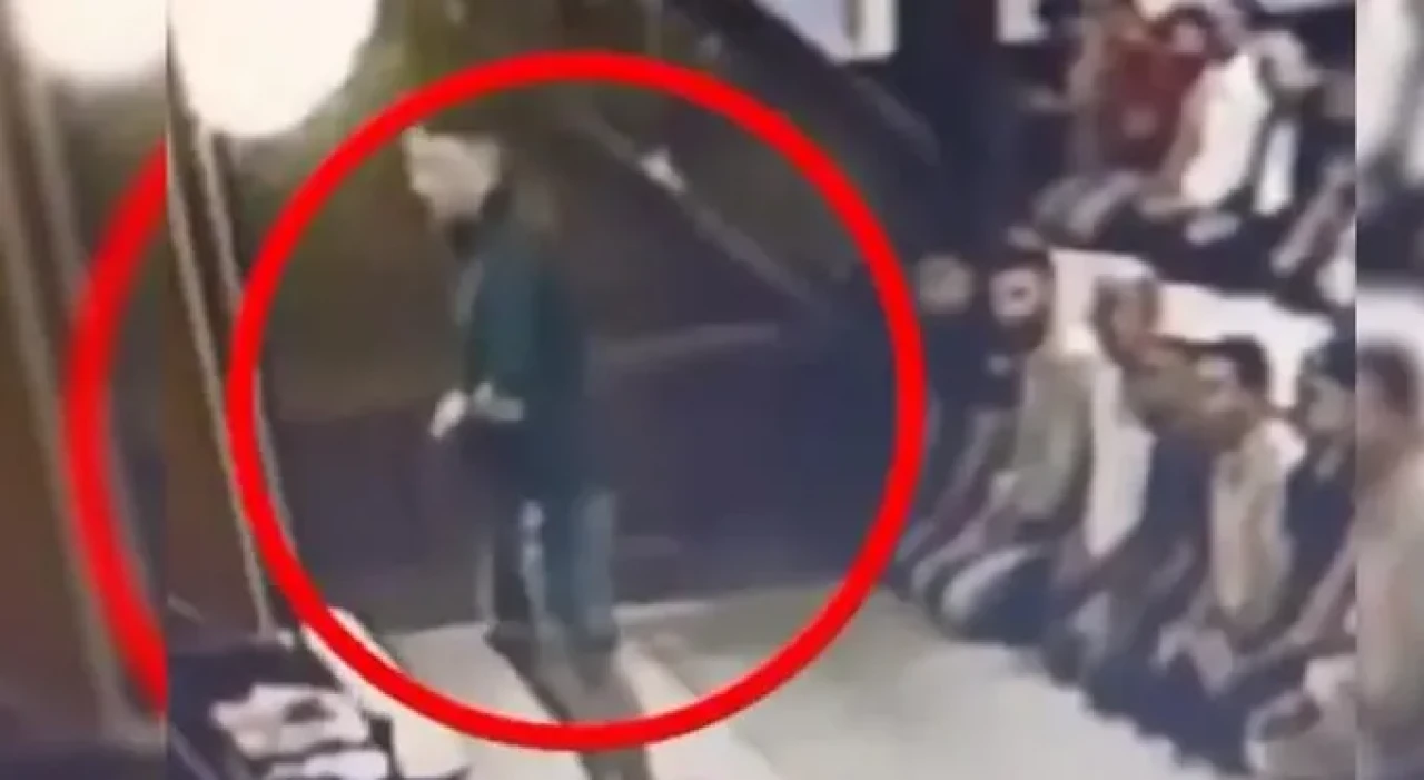 Malatya’da Camiye şapka ve şortla girip  mihrapta namazla dalga geçti