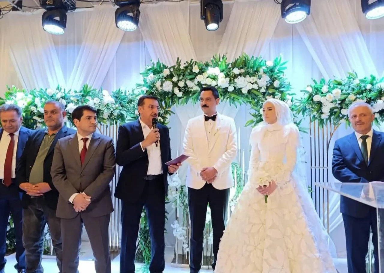 Malatya'da siyasileri bir araya getirip eğlendiren düğün!