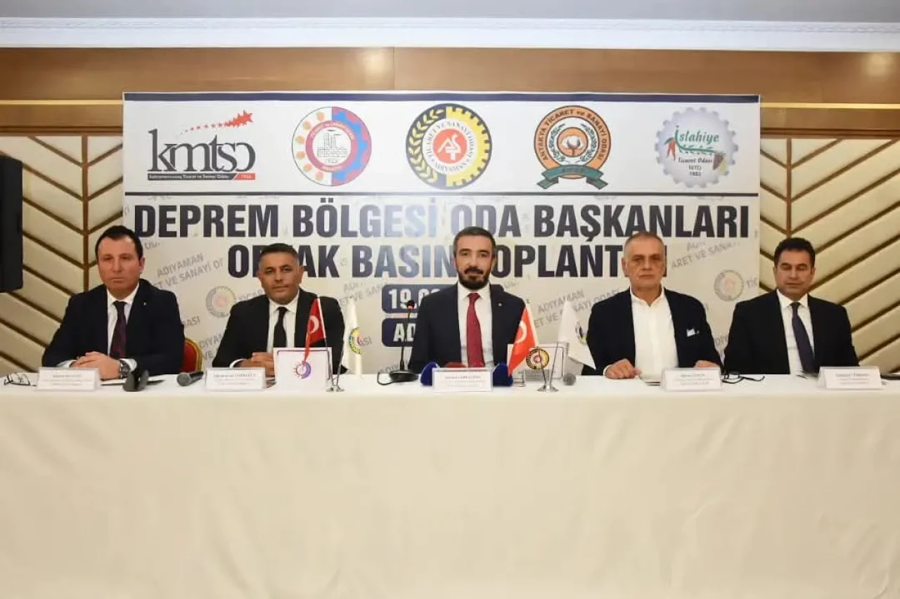 Deprem bölgesi sesini duyurmak için ayağa kalkıp ortak haykırdı!