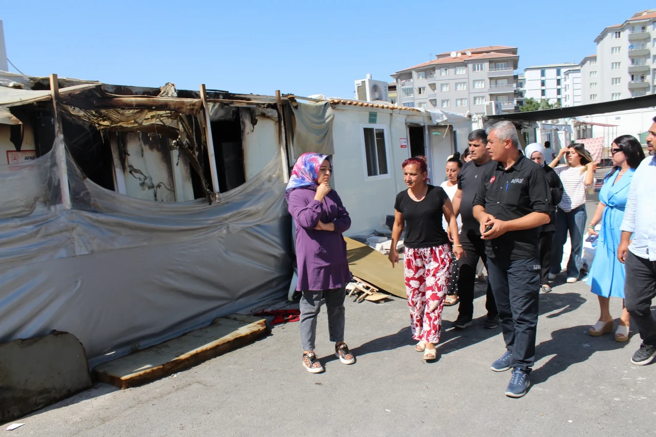 AFAD Müdürü yangın çıkan Konteyner kentte inceleme yaptı!