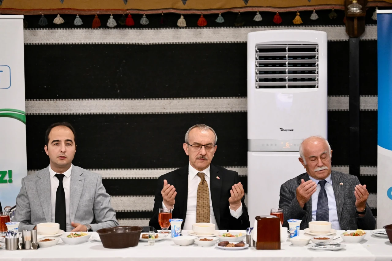 Malatya Valisi Alevi sofrasına oturup Muharrem orucunu açtı!