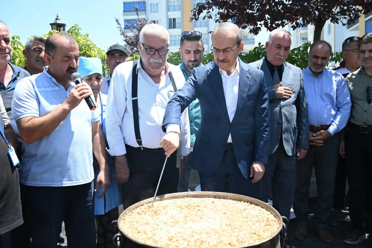 Malatya Valisi Seddar Yavuz Ali Kapısı’nda aşure kaynattı!