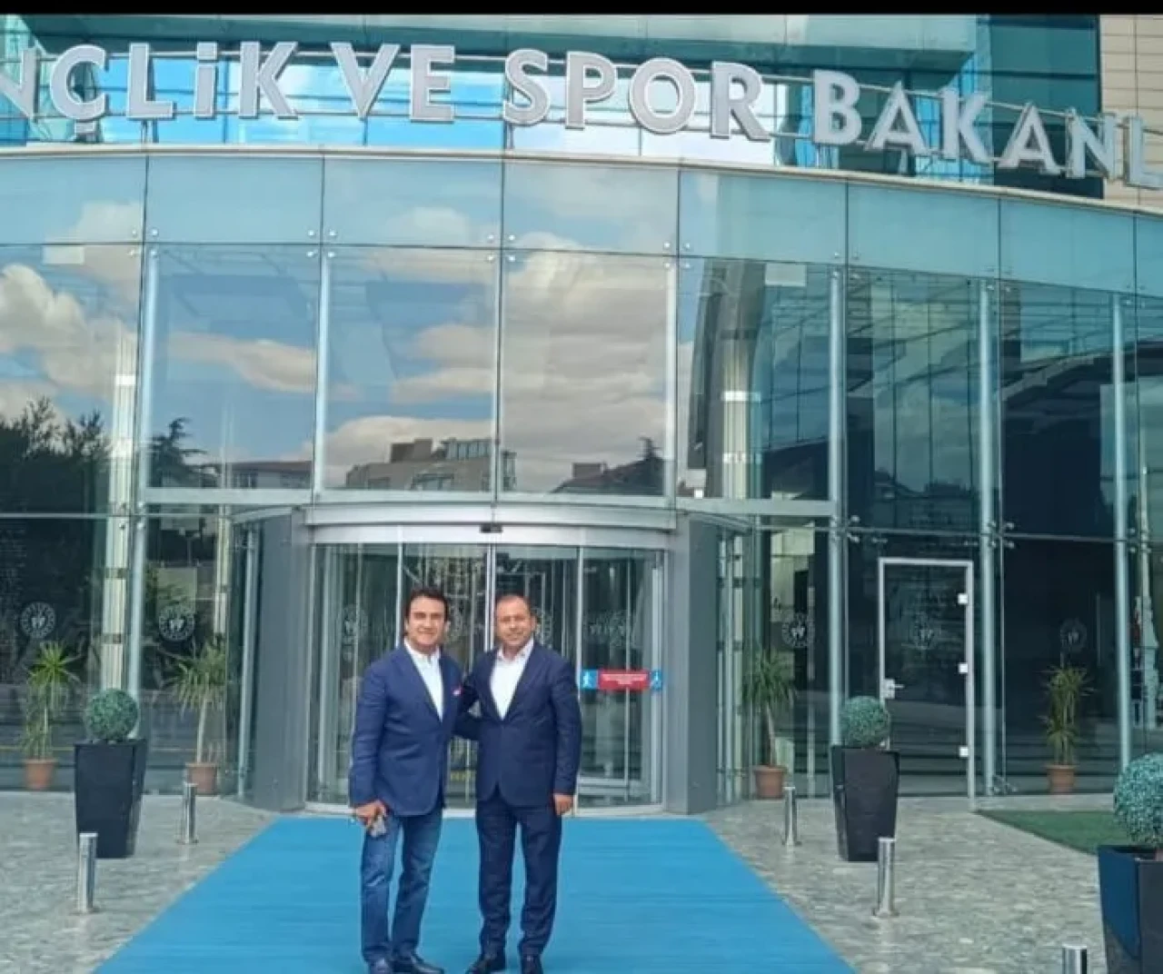 Ünlü Sanatçı Selahattin Alpay Köyünü yalnız bırakmadı!