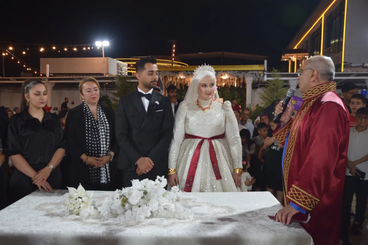 Başkan Sami Er, AVM’de tanıştığı genç çiftin nikâhını kıydı