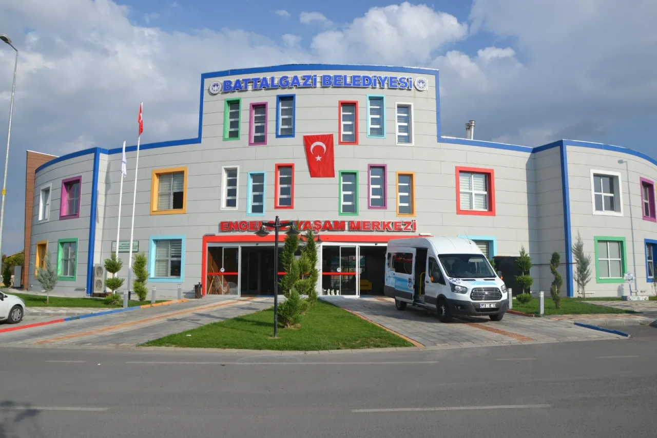 Engelsiz Yaşam Merkezi’nde Hayvanlarla Rehabilitasyon Başladı