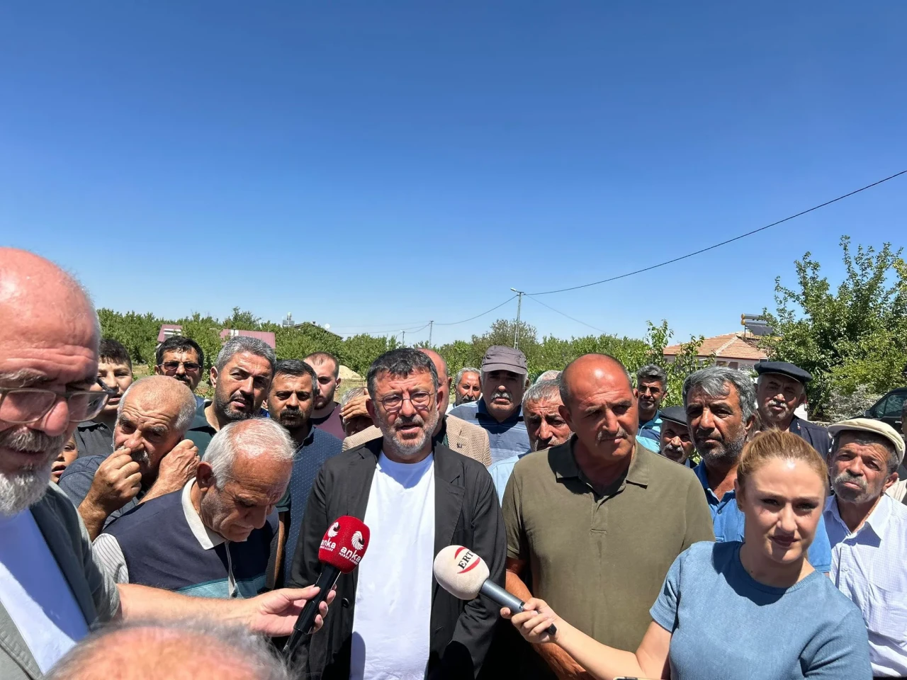 Birlik çiftçiyi yaka paça dışarı atmış bir de tehdit etmiş!