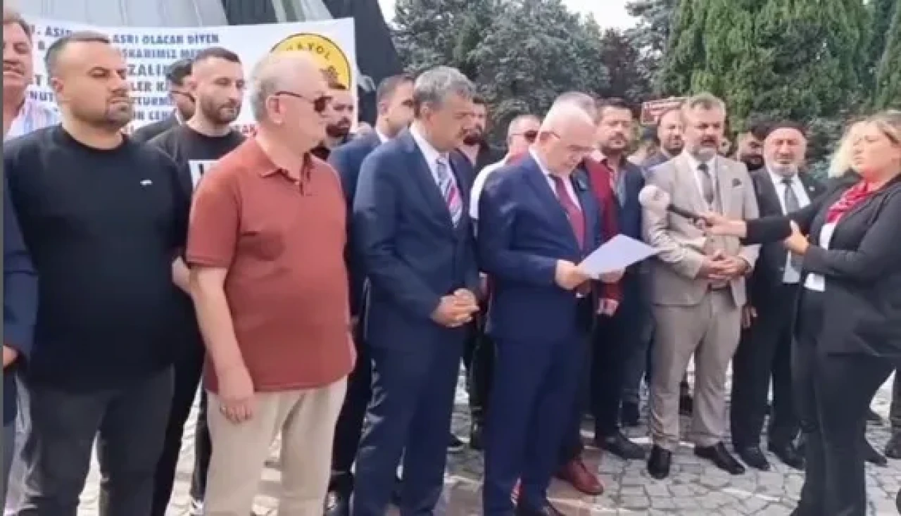 Yazıklar olsun! Özal'a hakaret edildi Malatyalı sessiz kaldı!
