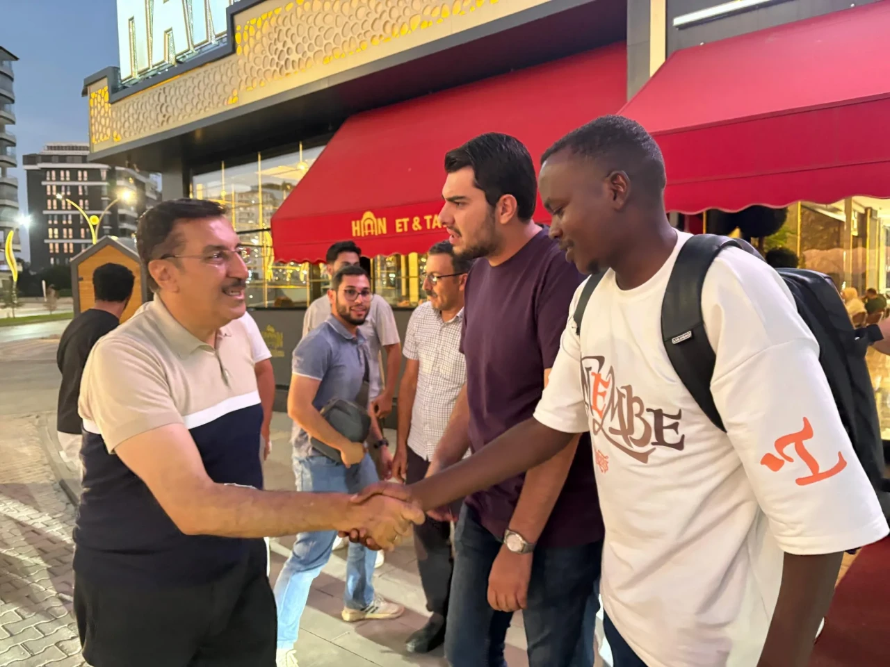 Milletvekili Bülent Tüfenkçi neyin reklamını yapıyor?