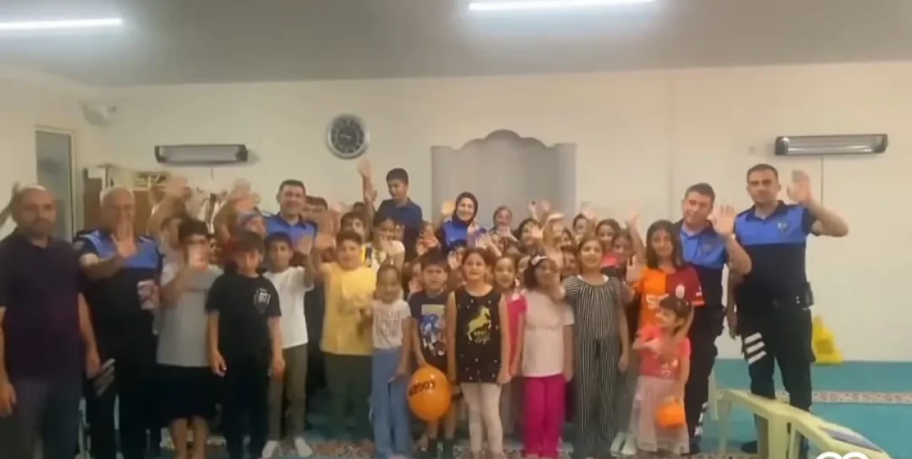 Malatya'da polis hem sahada hem gönüllerde çalışıyor!