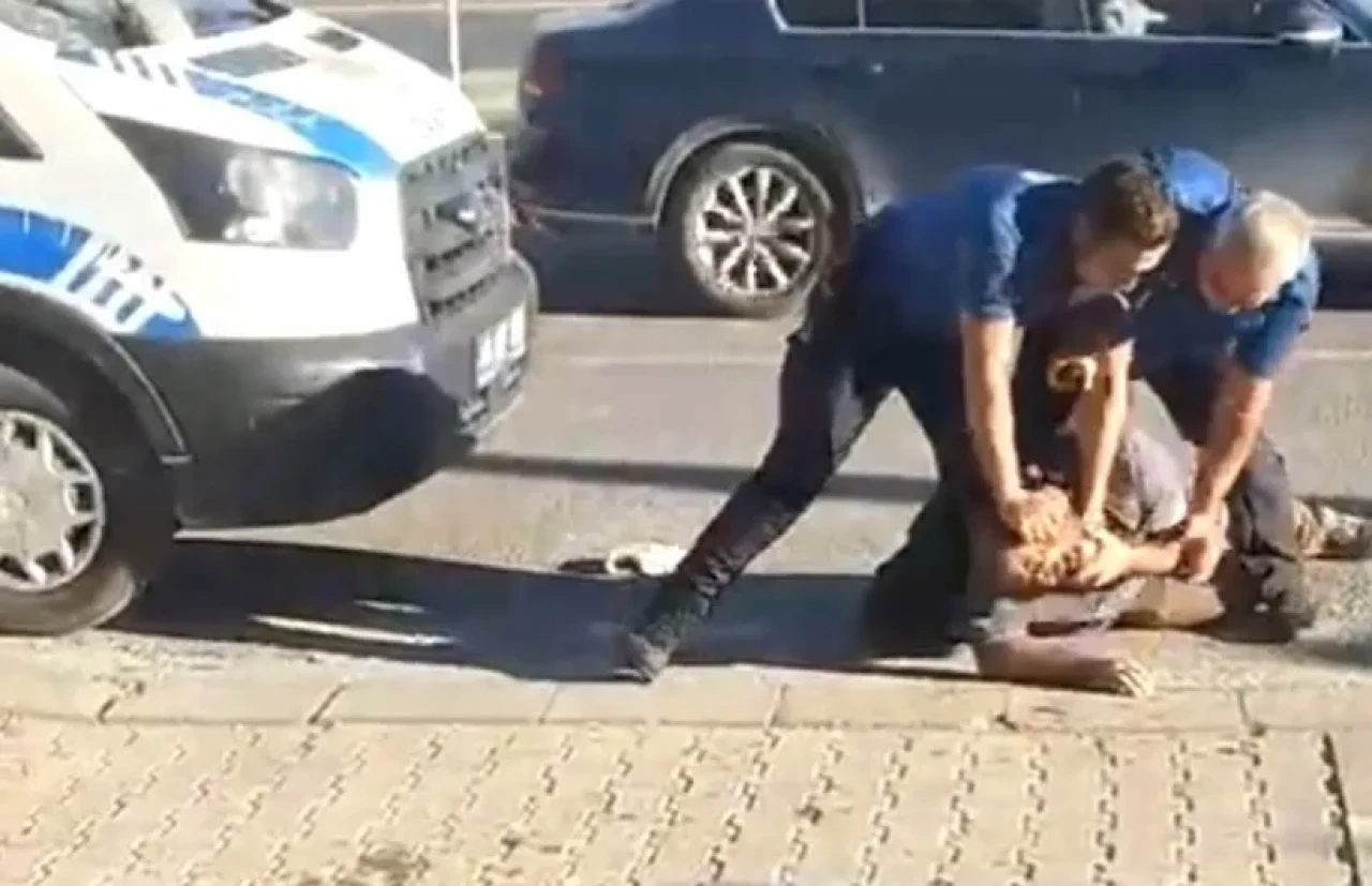 “Açız” diyerek zabıtalara saldırdı polis yaka paça gözaltına aldı!