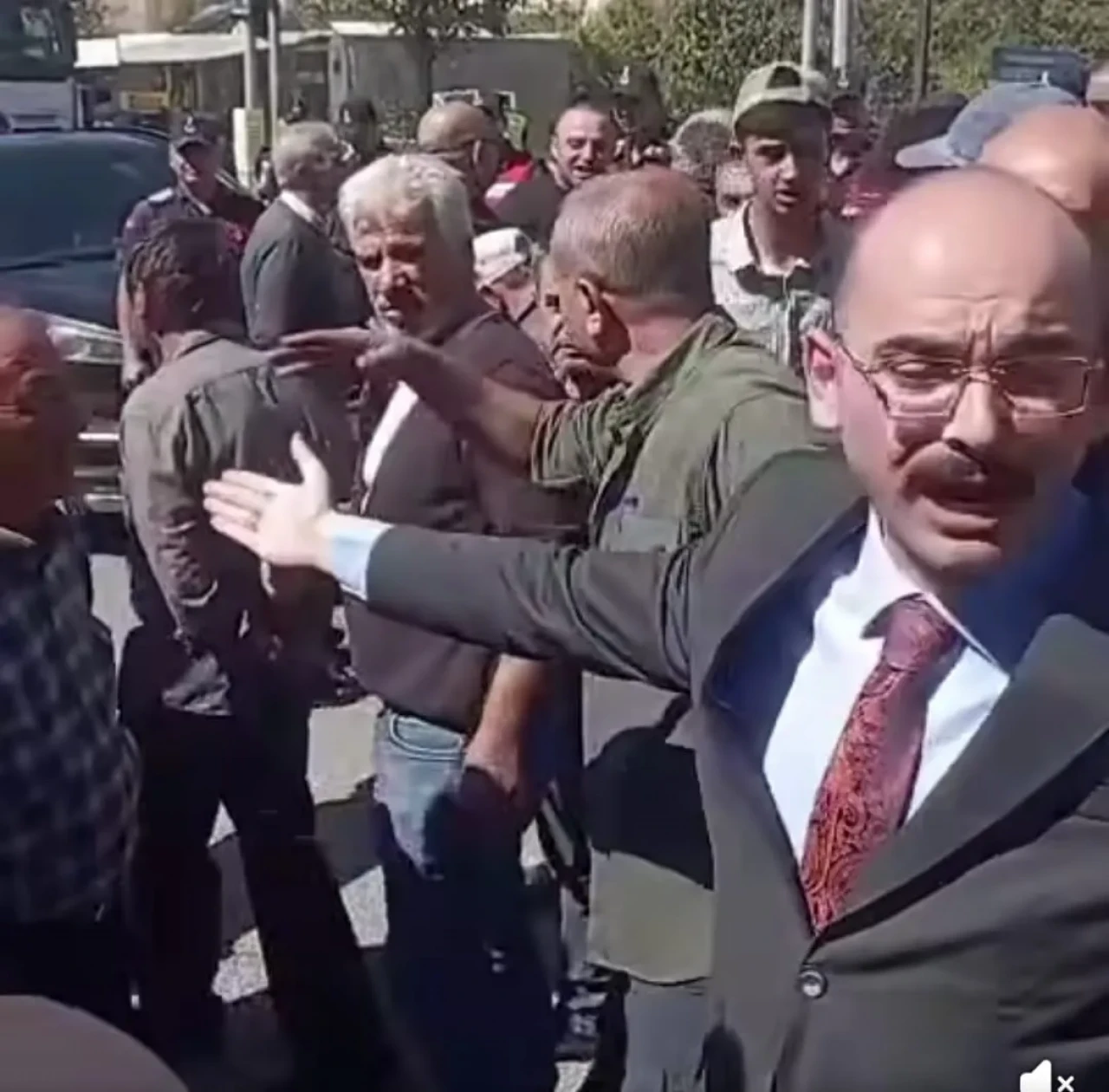 Erkenek Susuzluktan Patladı: Halk Ayakta, Kaymakam Sahaya İndi