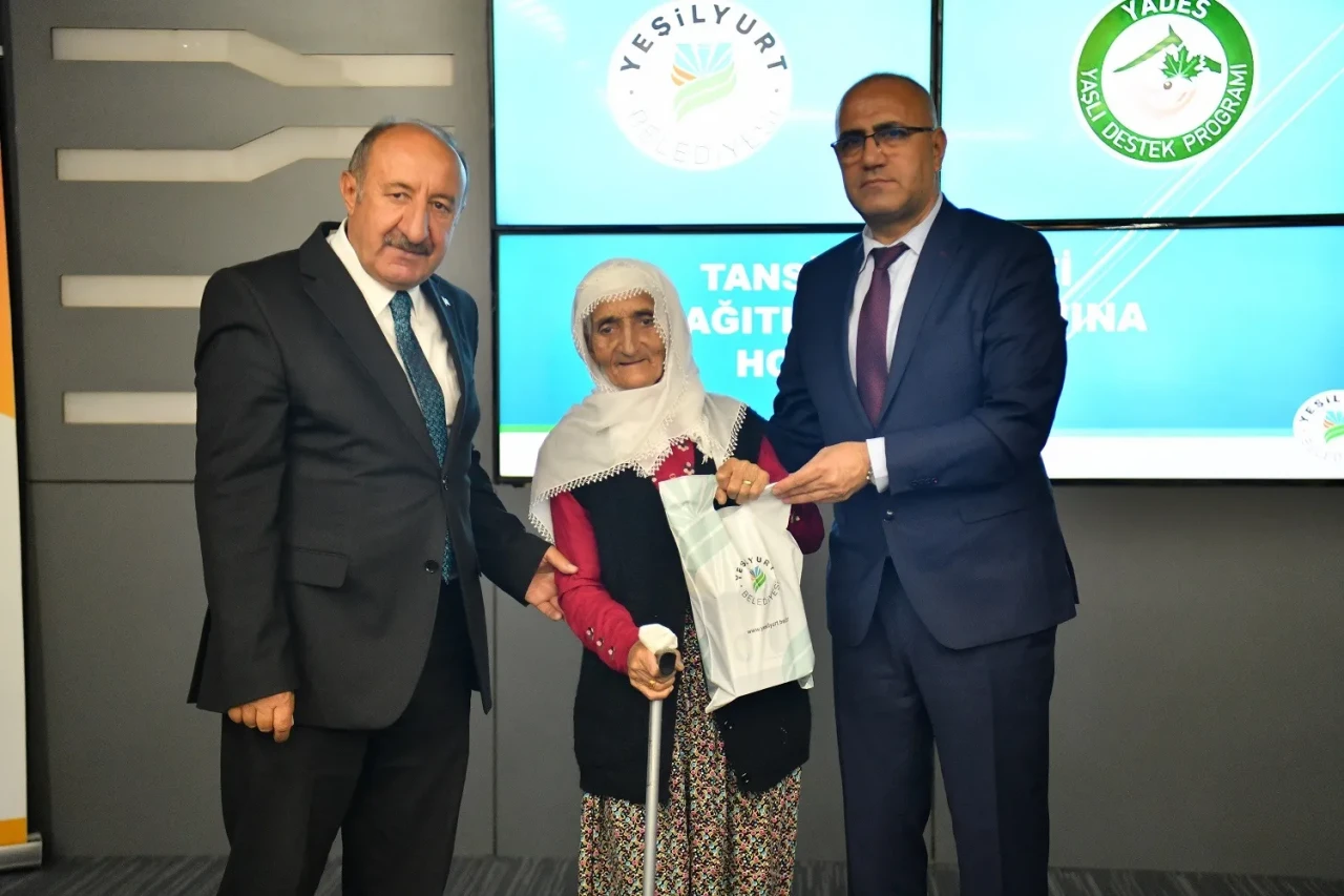 Yeşilyurt'ta İhtiyaç Sahibi Yaşlılara Tansiyon Aleti Desteği!