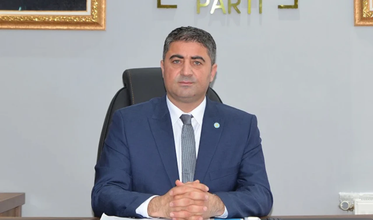 Atatürk'ün büyüklüğü poster ile değil Cumhuriyetle ölçülür!