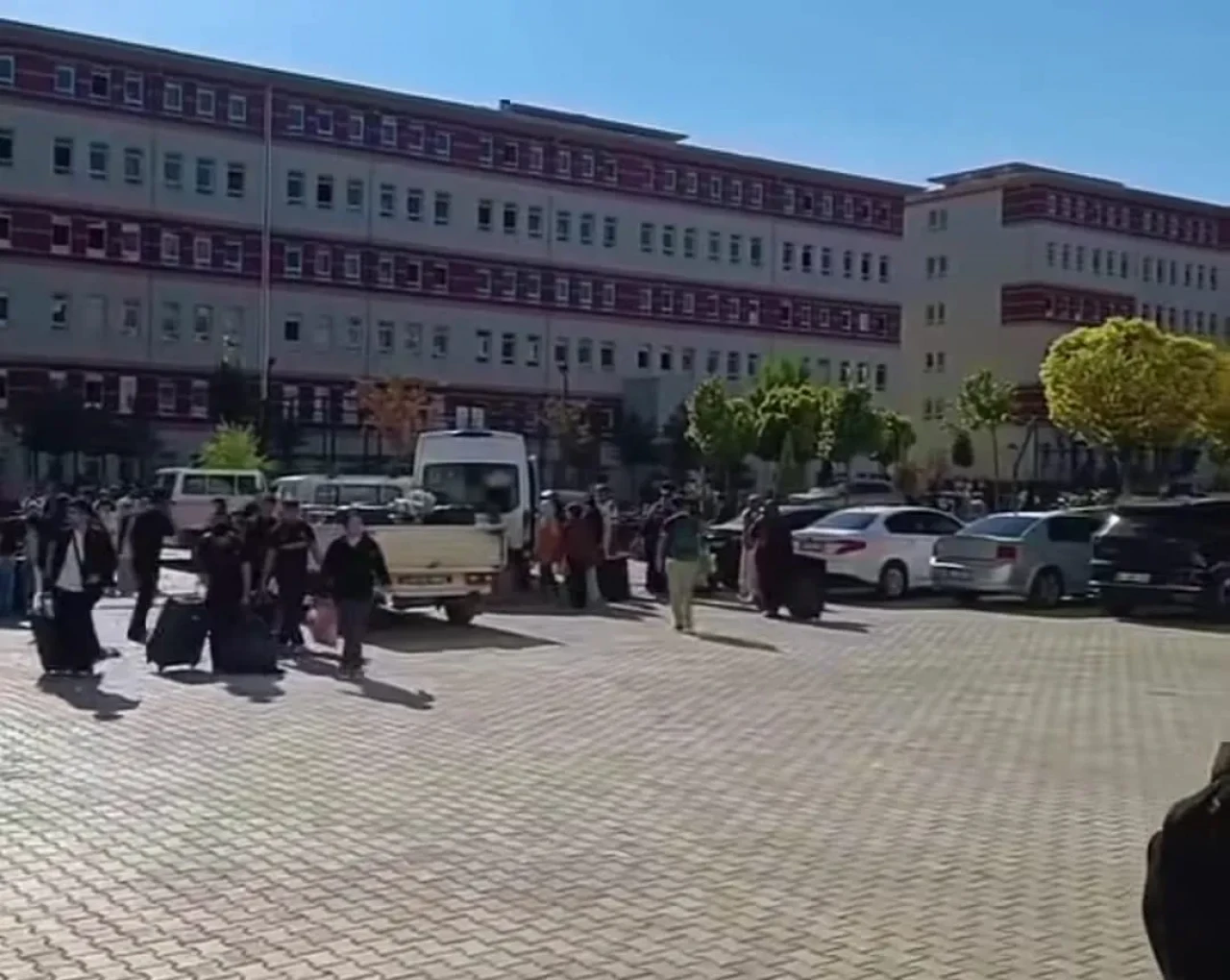 Kız ve Erkek yurttu değişikliğinde rezillik diz boyu!
