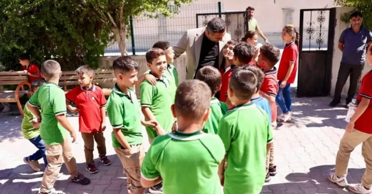 Başkan Ulutaş’tan Öğrencilere Kırtasiye ve Çanta Desteği