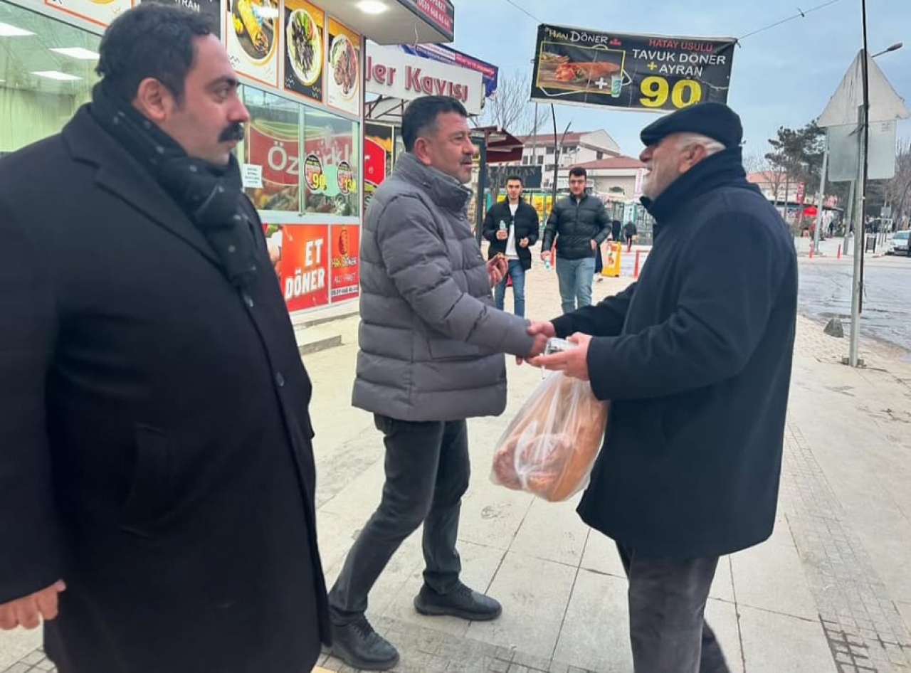 VELİ AĞBABA EMEKLİLERE                                     "ÇIKIN SOKAĞA" DEDİ